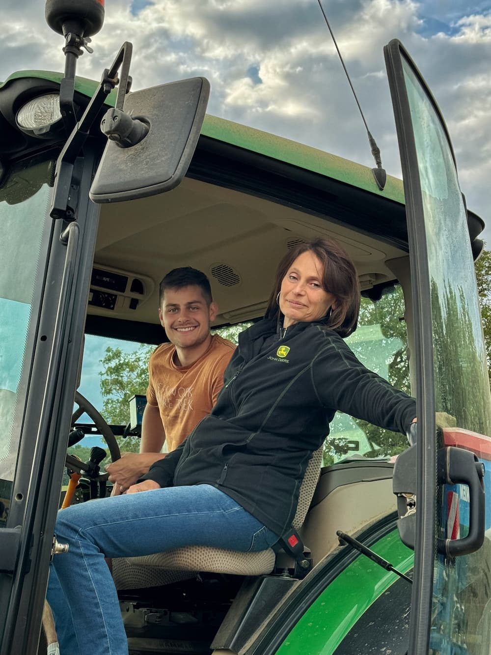 Récolte de chanvre alimentaire sur l'exploitation agricole Stella Chanvre